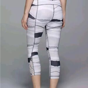 Lululemon True Self Crop II Bleacher Strip White/Black/Grey Luon EUC Size 8